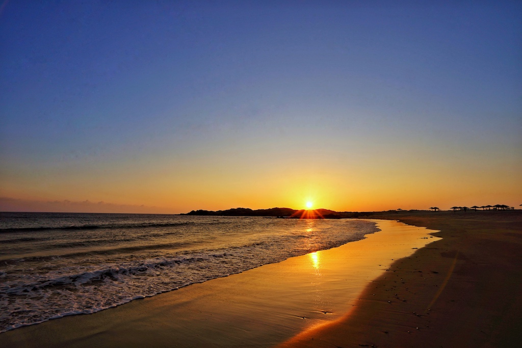 Die Bucht von Alila Hinu verfügt über 45 Hektar unberührten Sandstrand, Sonnenuntergänge inklusive