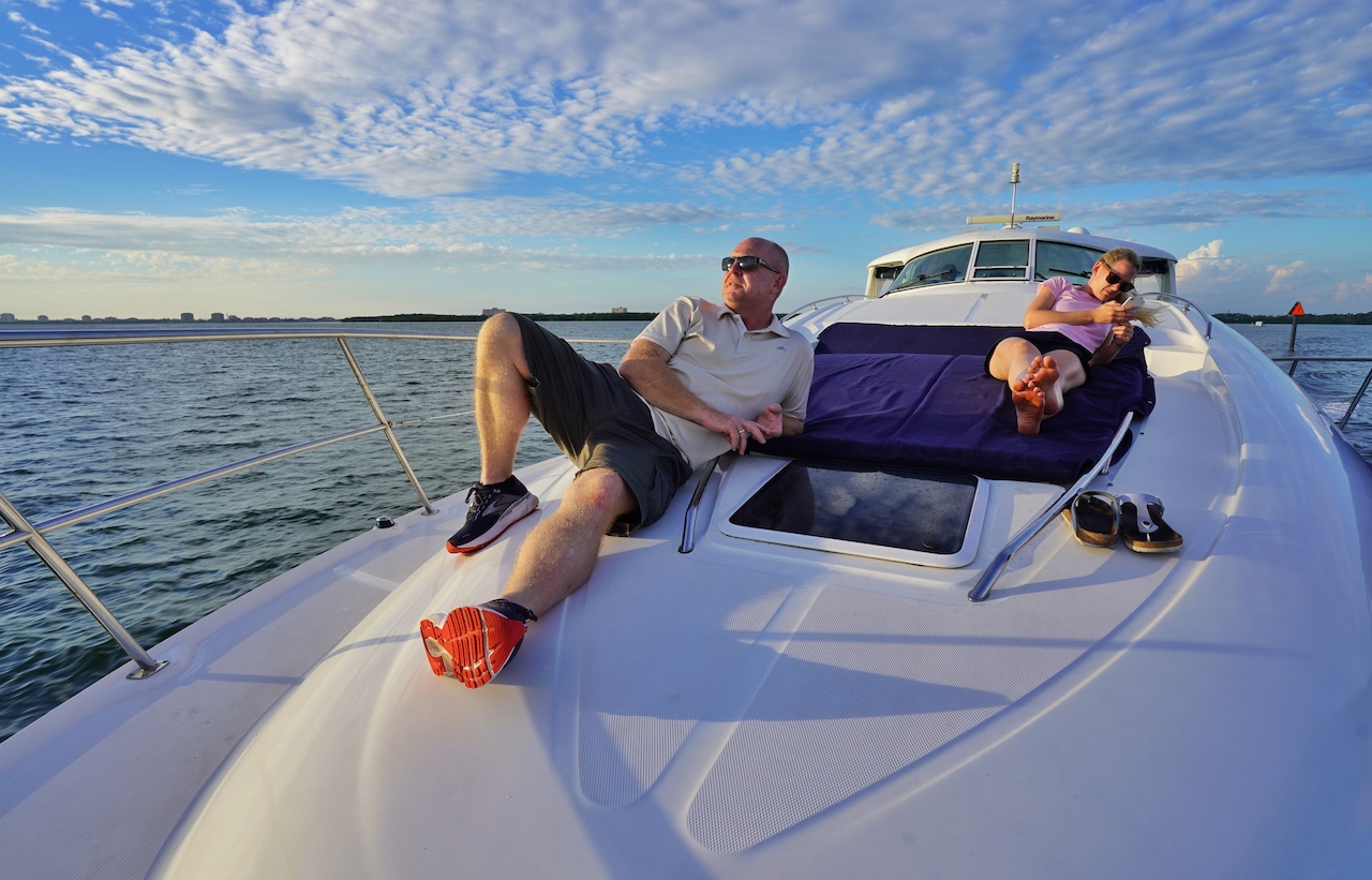Dem Sonnenuntergang entgegen - Herausgeber Andreas Conrad bei einem Yachtausflug in Florida