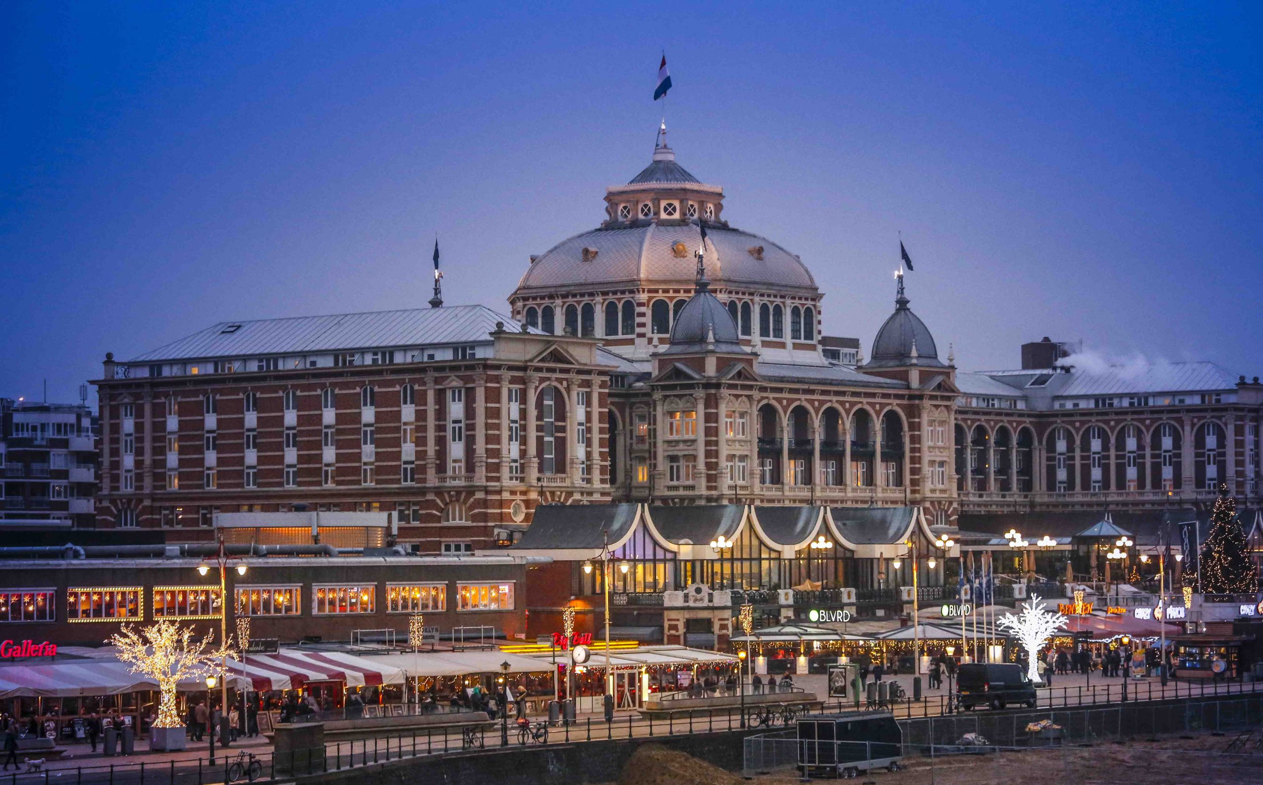 Das elegante, luxuriöse Kurhaus von Scheveningen direkt am Strand setzte seine ersten Spuren 1818, es ist ein 5-Sternehotel und heißt seit 2016 „Grand Hotel Amrâth Kurhaus“