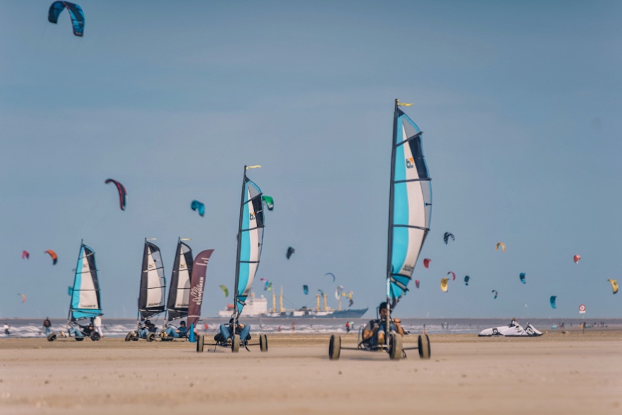 Mit dem Wind gehen – am beachforamsterdam von Zandvoort bis IJmuiden ist Platz für alle und alles