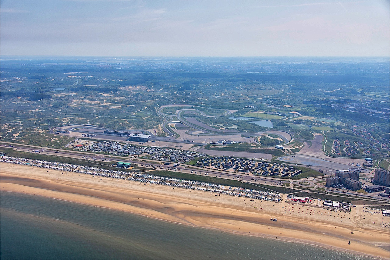 Vorne Strandleben, hinter den Dünen der Zandvoort Park Circuit: Dort fahren die schnellsten Motorsportler der Welt um den Sieg