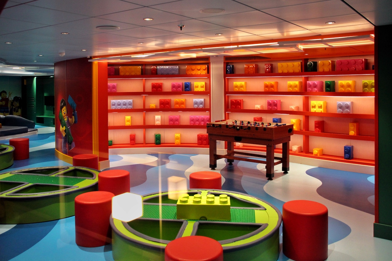 Der Young Club an Bord wurde unübersehbar in Zusammenarbeit mit der dänischen Spielzeugmarke LEGO ausgestattet
