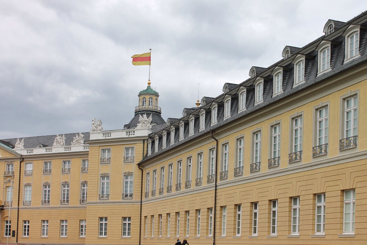 Auf dem Karlsruher Wahrzeichen weht nach langen Diskussionen die badische Flagge. Einmal im Jahr finden hier die Schlosslichtspiele statt, die die Fassade in wahre Kunstwerke verwandelt