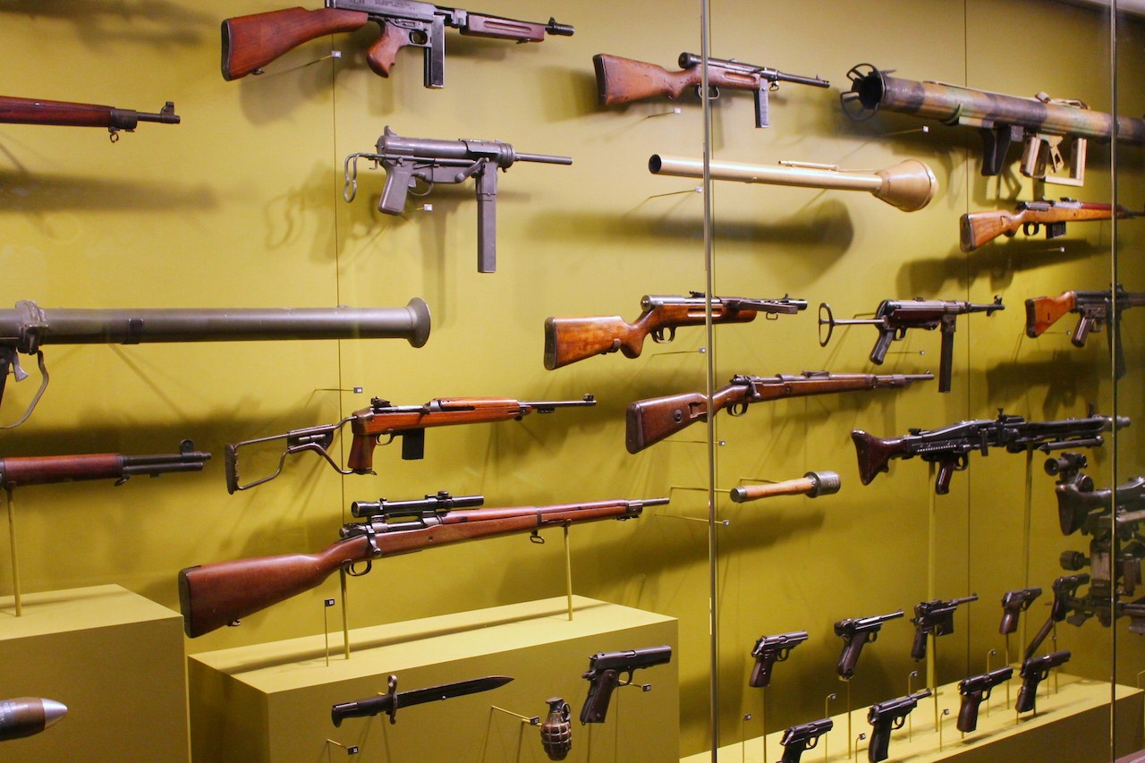 Pistolen, Maschinengewehre, Mörser und Panzerfäuste gehören zur Schusswaffen-Kollektion im WW II-Museum