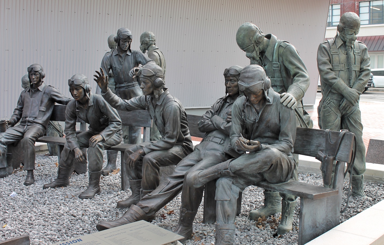 Die Skulptur gegenüber dem Museum ist ein Denkmal, das den im Zweiten Weltkrieg gefallenen US-Luftstreitkräften gewidmet ist