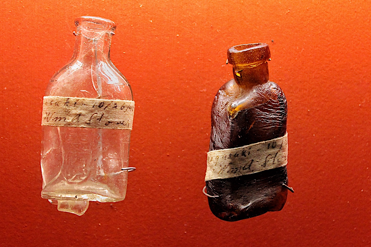 Die Ausstellung „Road to Japan“ zeigt von der Atombombe in Nagasaki verformte Flaschen