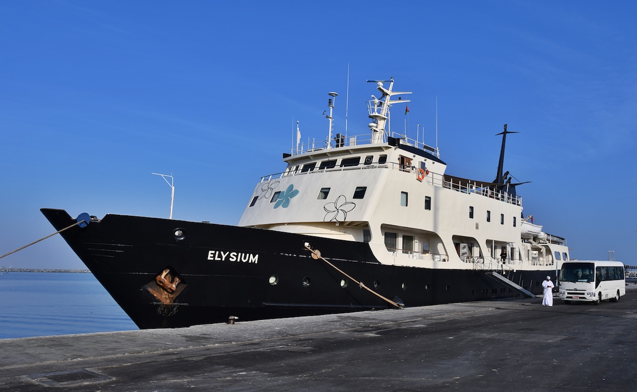 Die Ausflugsgäste von der „Elysium“ werden in der Regel von klimatisierten Kleinbussen direkt am Schiff abgeholt
