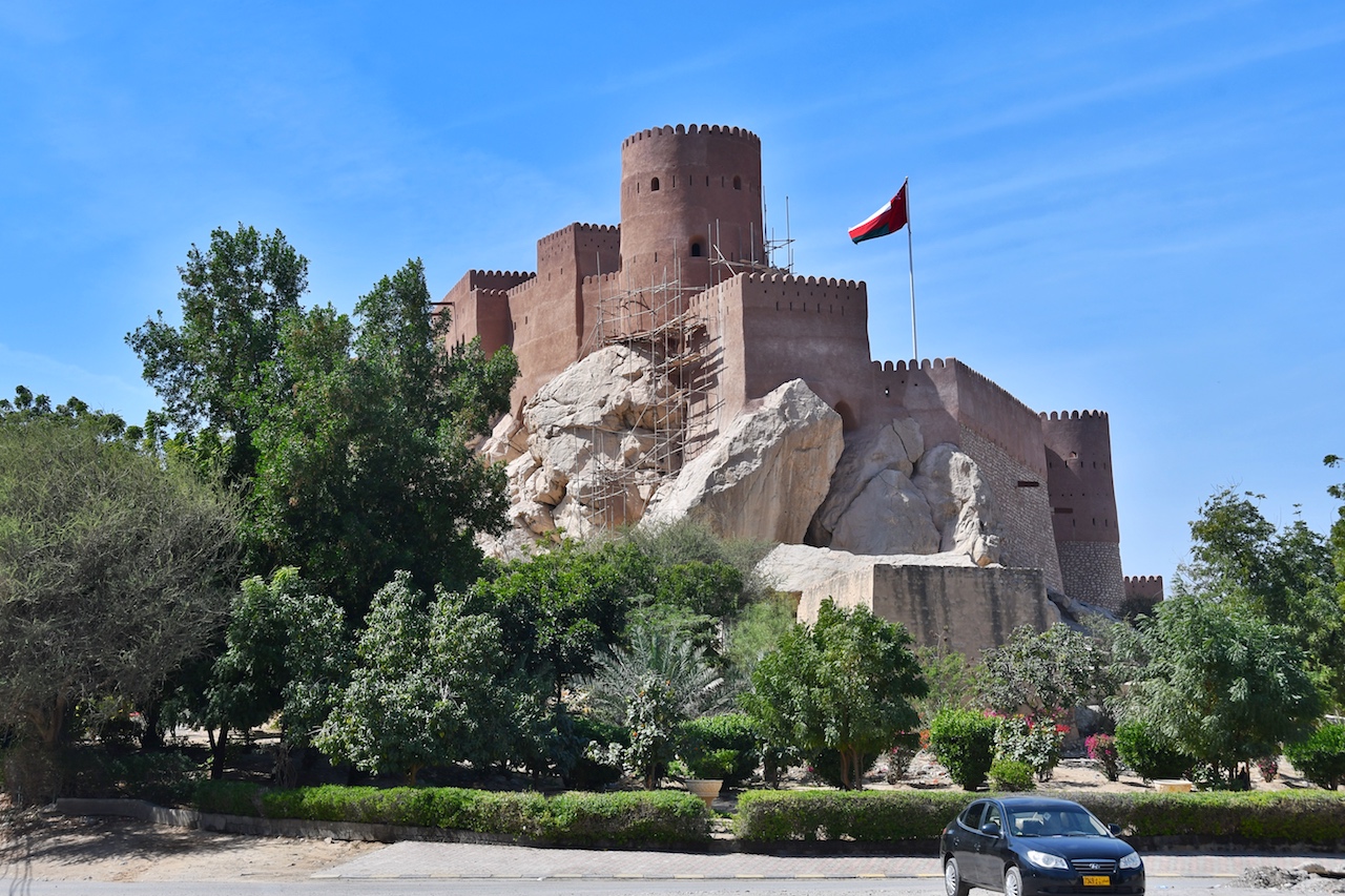 Die spektakuläre Burg von Nakhal und andere Verteidigungsanlagen wurden wiederaufgebaut und als touristische Ziele restauriert