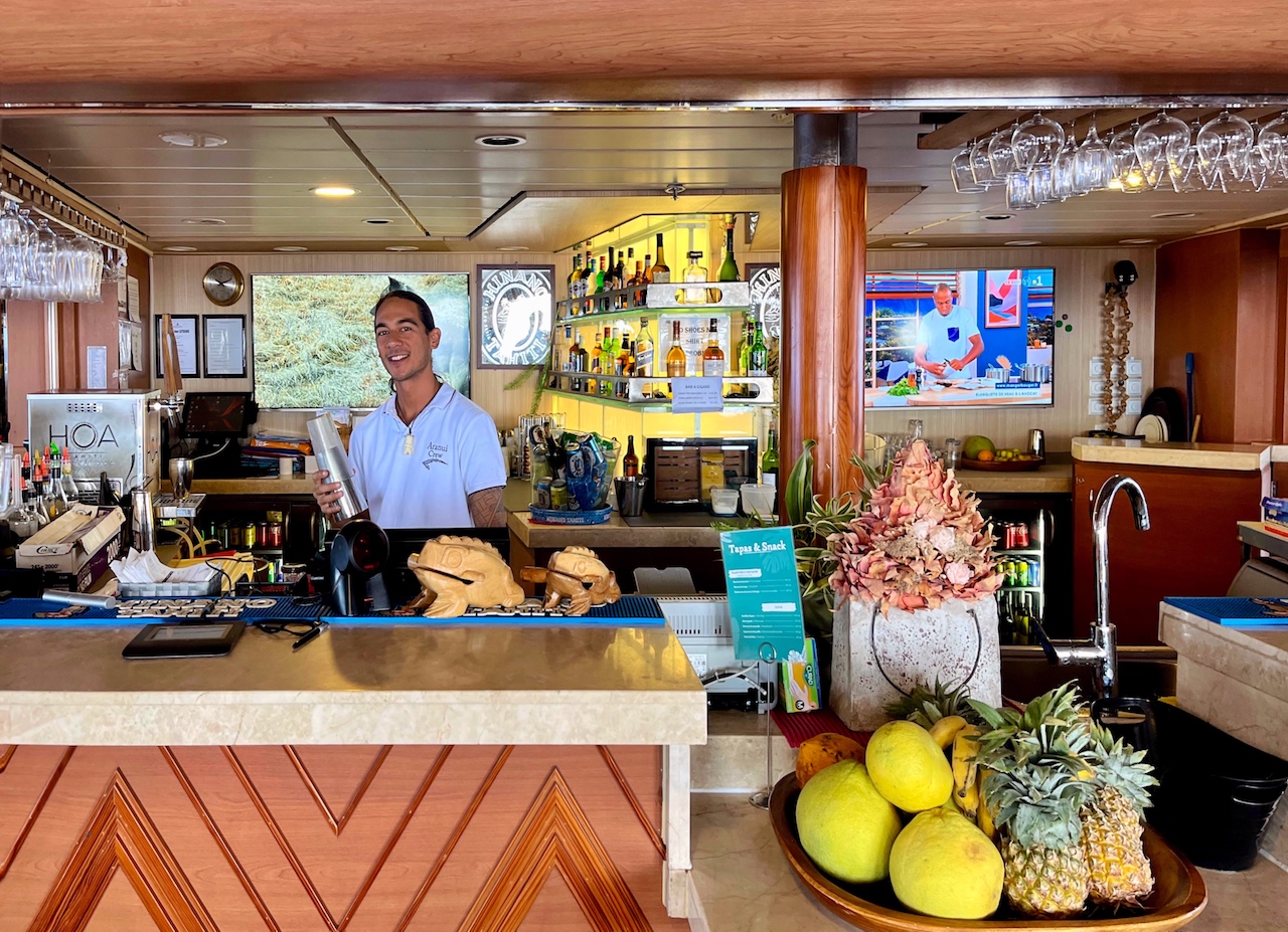 Die Bar in der Lounge auf der Aranui 5 bietet eine Vielzahl internationaler Cocktails an