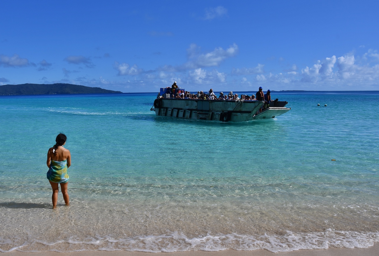 Die Beiboote der Aranui 5 sind so konstruiert, dass die Gäste direkt am Strand anlanden und so auch einsame Inseln besuchen können