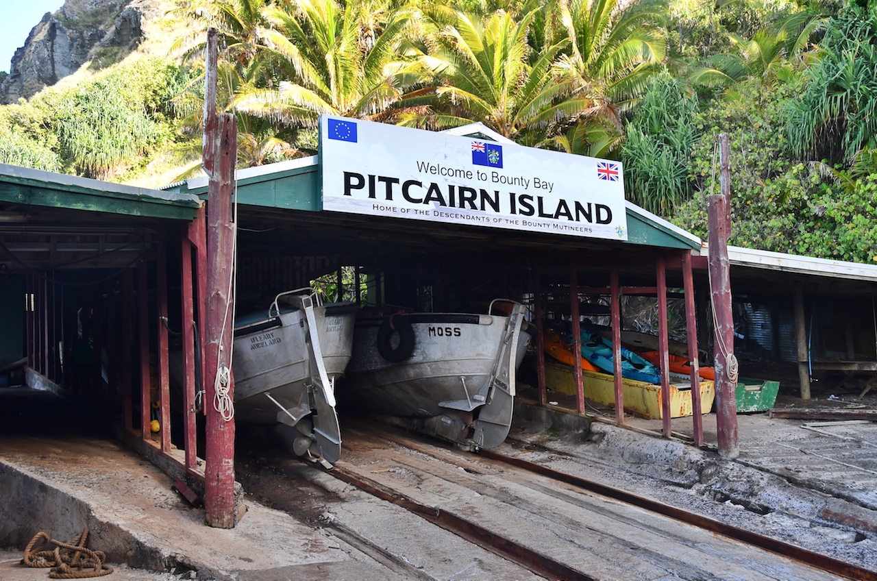 Die Langboote der Einheimischen auf Pitcairn Island liegen gut geschützt in einem Bootsschuppen in der Nähe des kleinen Hafens