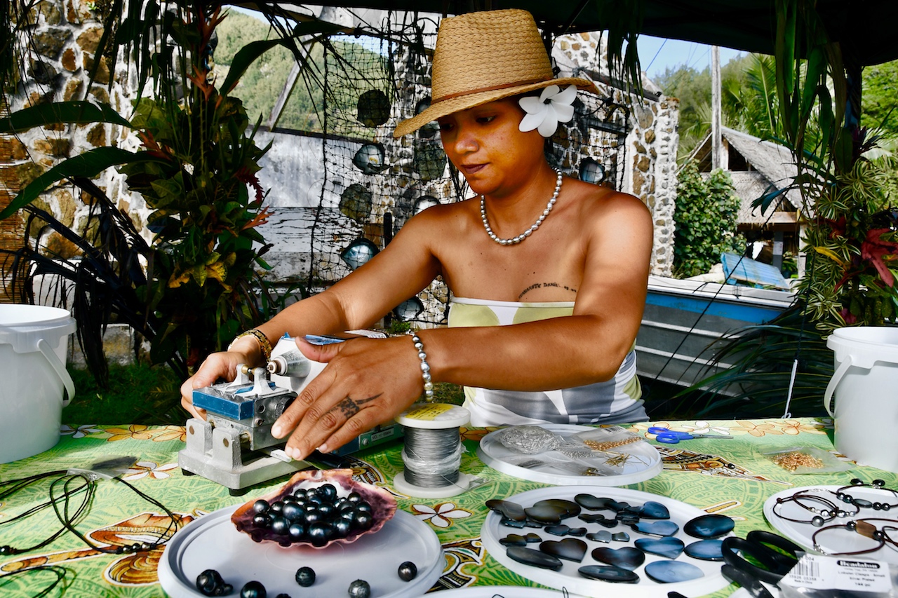 Am Hafen von Mangareva verkauft die Händlerin Perlen und verarbeitet diese auf Wunsch gleich zu Schmuck