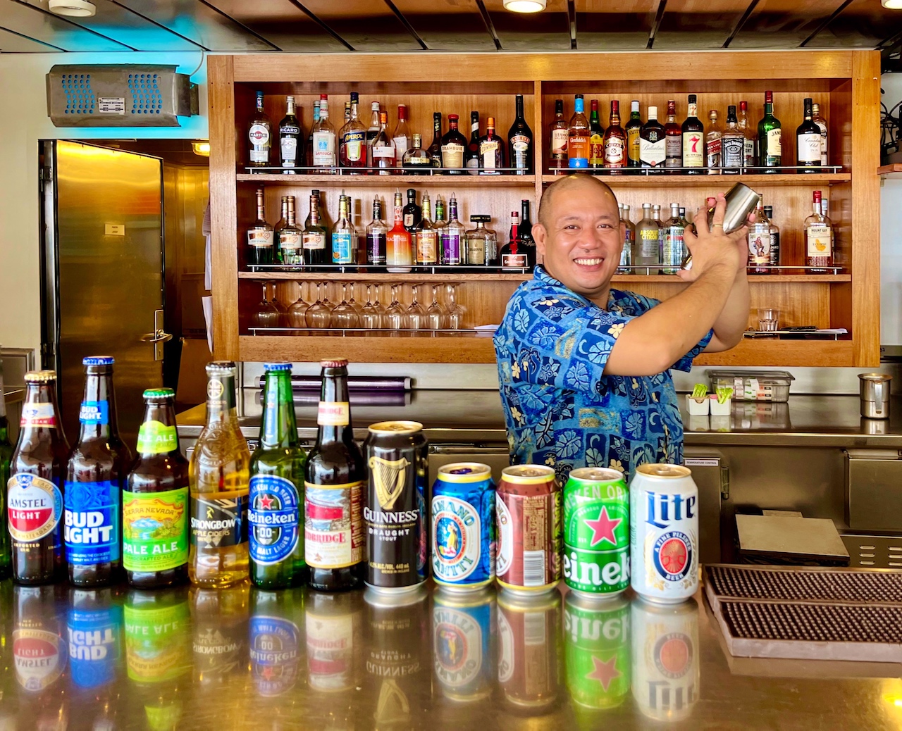 Die Bar der Paul Gauguin bietet eine reiche Getränkeauswahl. Gut gelaunte Barkeeper mischen die gewünschten Drinks