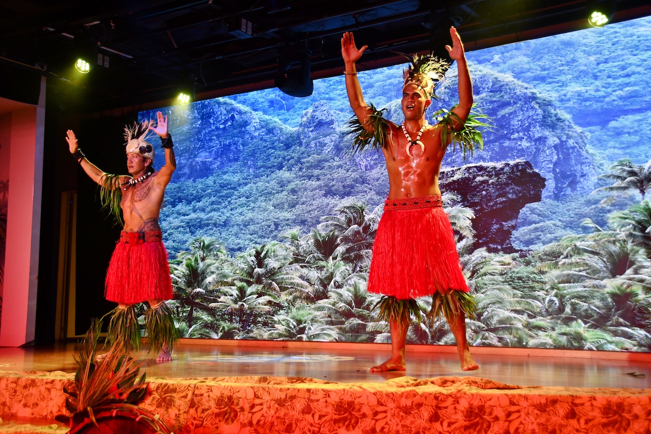 Im Theater an Bord der Paul Gauguin werden sehenswerte Shows gezeigt. Gesang, Tanz und Multimediaeffekte verbinden sich zu Gesamtkunstwerken