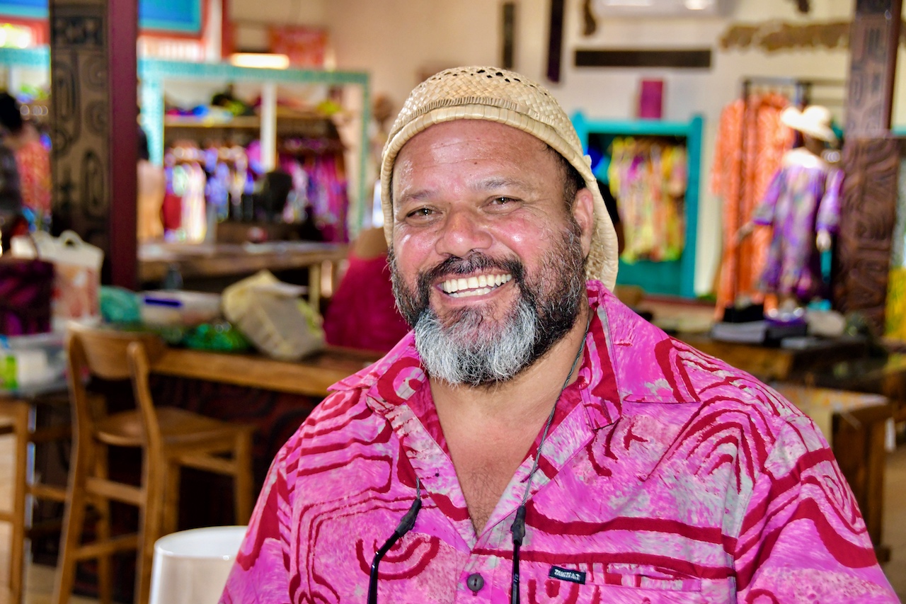 Der Guide Dominique von Unique Tahiti Tours fährt seine Gäste im roten Mercedes über die Insel – und zeigt ihnen sehenswerte Orte und interessante Menschen