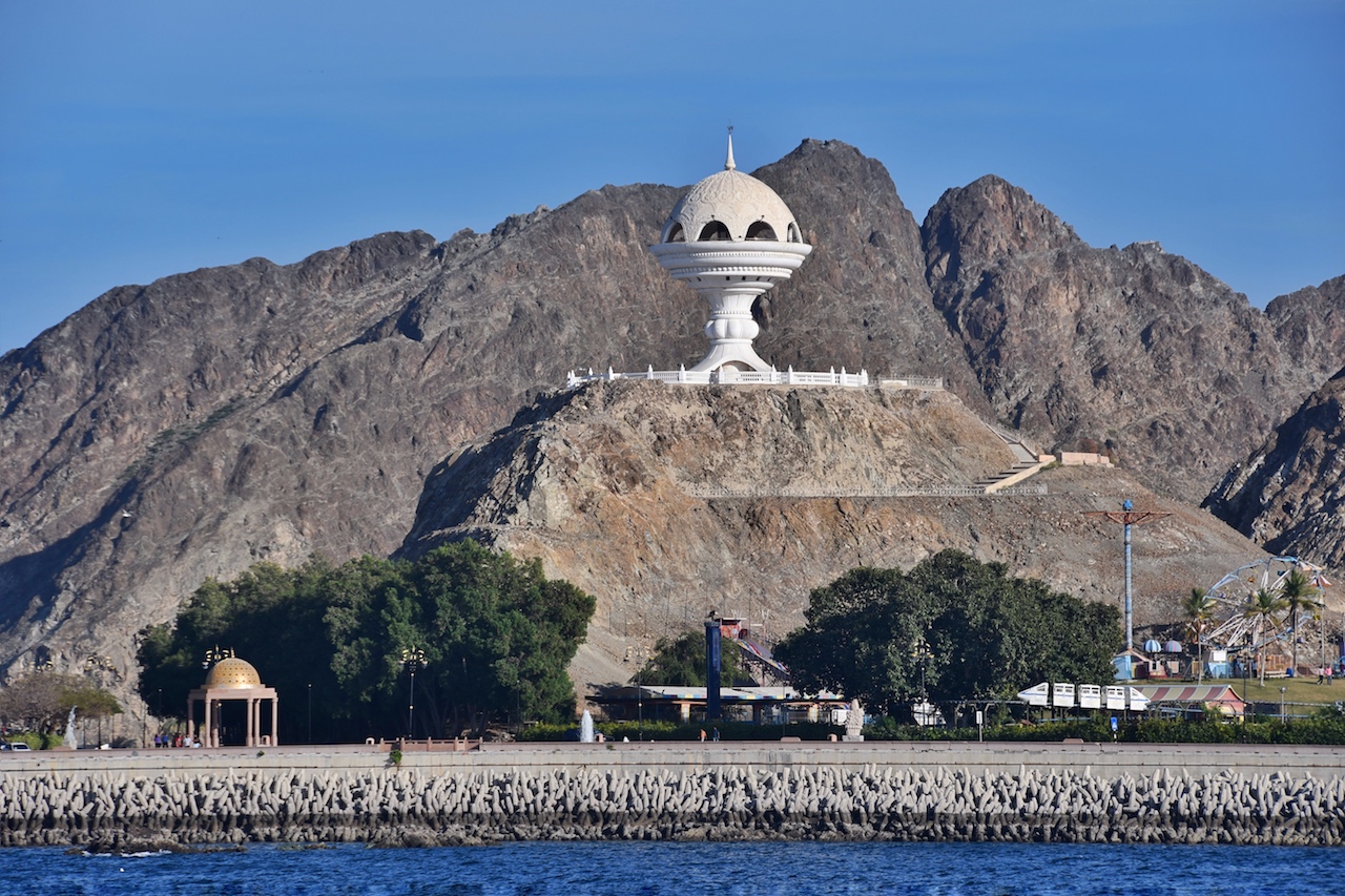 Das Riyam Monument in der Form eines überdimensionalen Weihrauchgefäßes steht in der Nähe des Hafens von Maskat