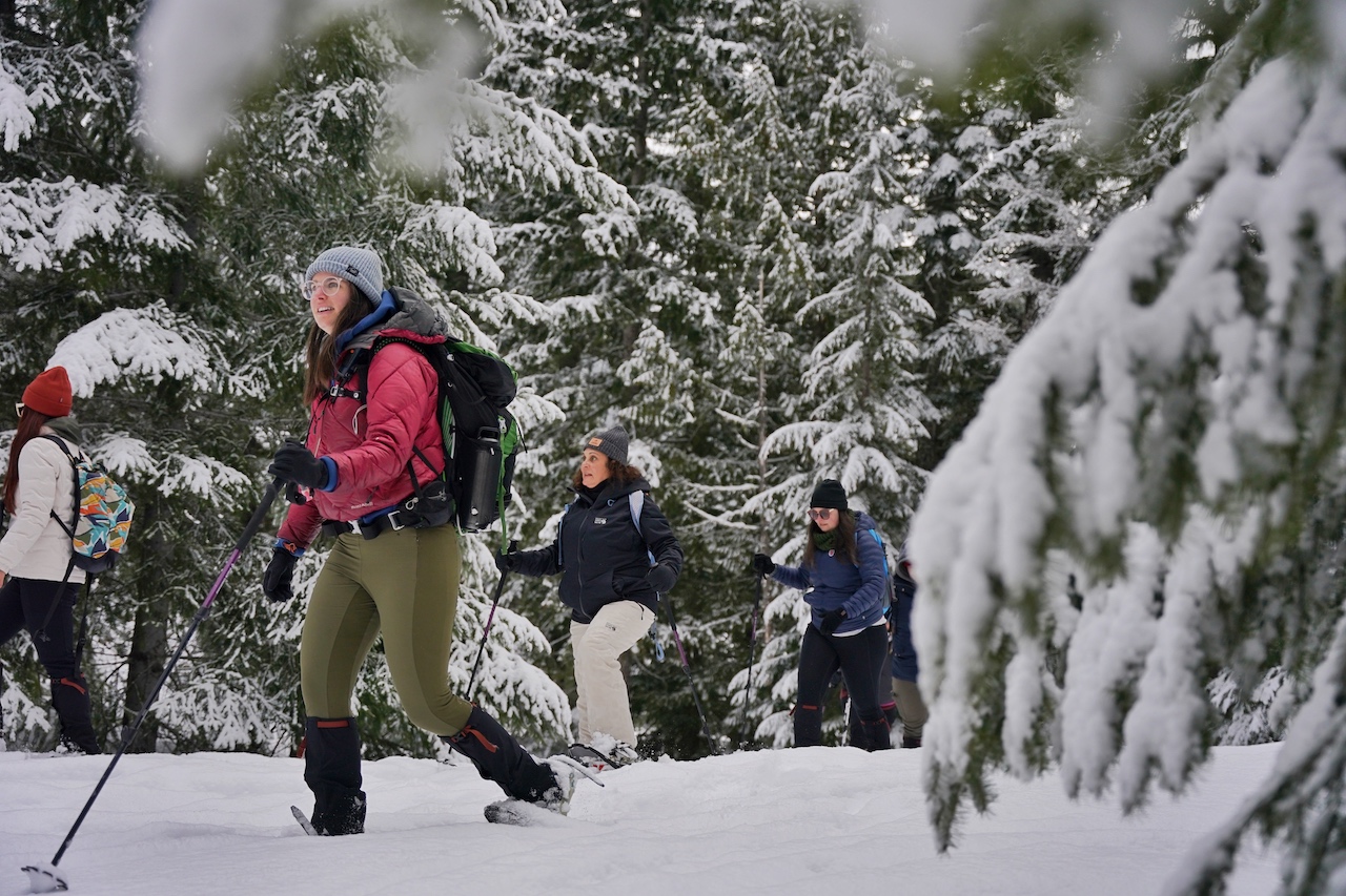 Schneeschuhwandern steht ebenfalls hoch im Kurs am Snoqualmie Pass