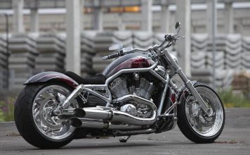 Wertvolle Motorräder wie etwa die Harley-Davidson V-Rod sollte man stets sichern, und nicht nur mit einem Schloss