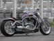 Wertvolle Motorräder wie etwa die Harley-Davidson V-Rod sollte man stets sichern, und nicht nur mit einem Schloss