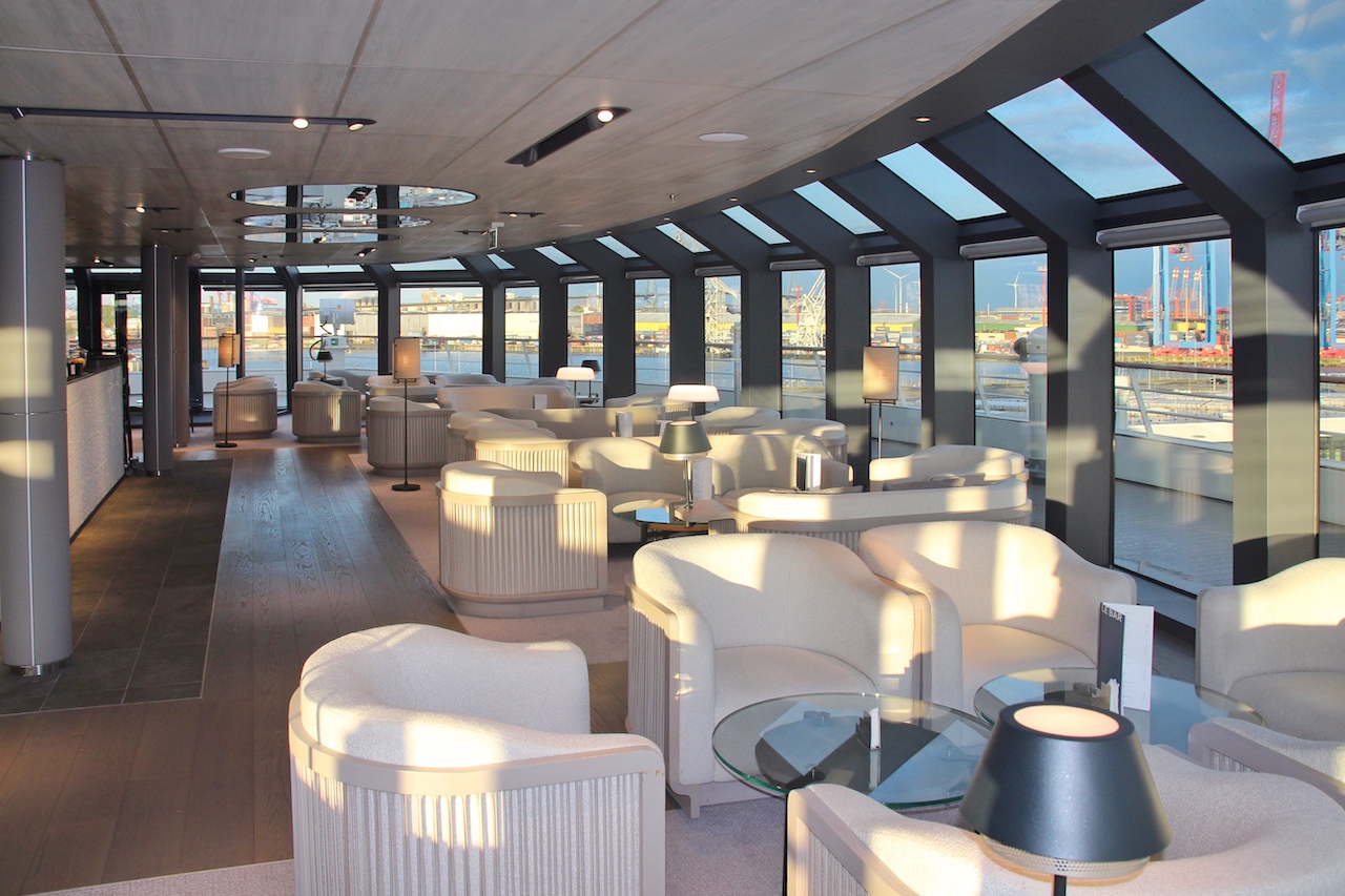 Die edle Panorama-Lounge auf Deck 9 ermöglicht mit ihren deckenhohen Fenstern eine großartige Sicht auf die polare Landschaft rings um das Schiff
