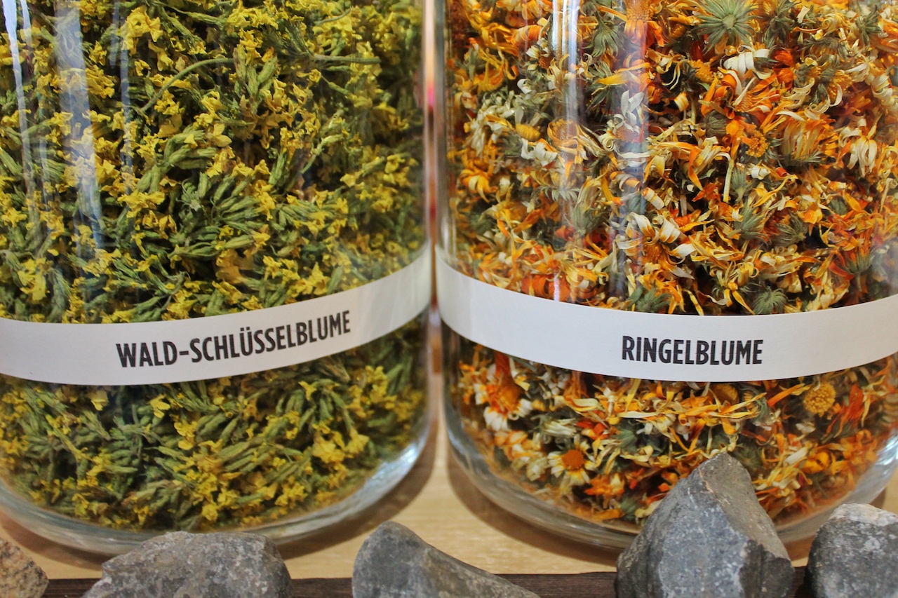 Die getrocknete Ringelblume kann für Salate, Suppen, Tee oder als Deko für Desserts verwendet werden