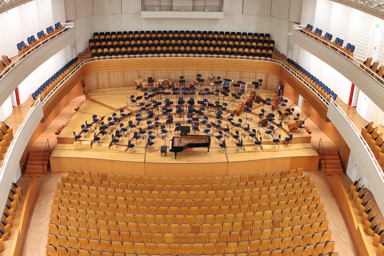 Orchester, Ensembles und Solisten hören sich dank der Echokammern im Weißen Saal ohne Klangverzögerung