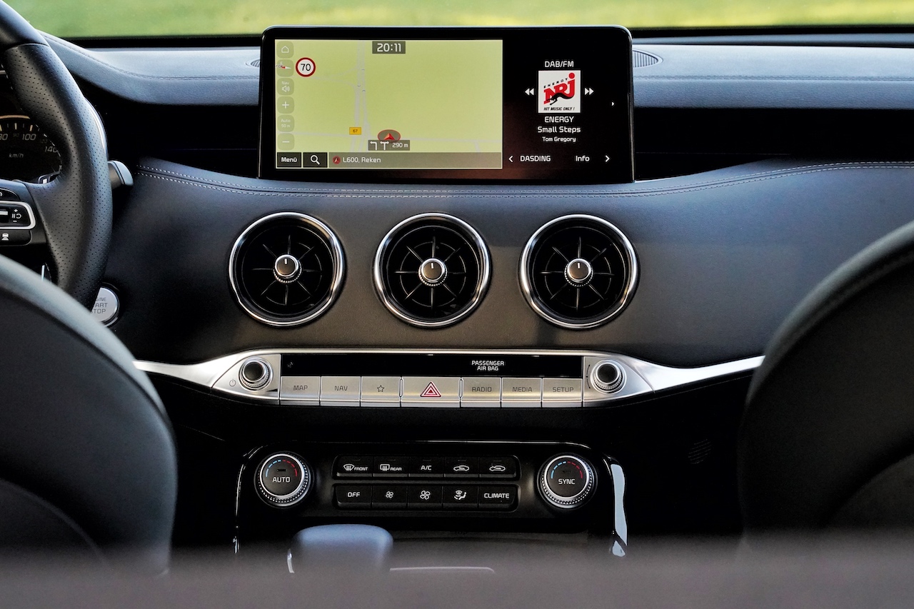 Das Navigationssystem ist hinter einem mit 10,25-Zoll-Touchscreen verbaut