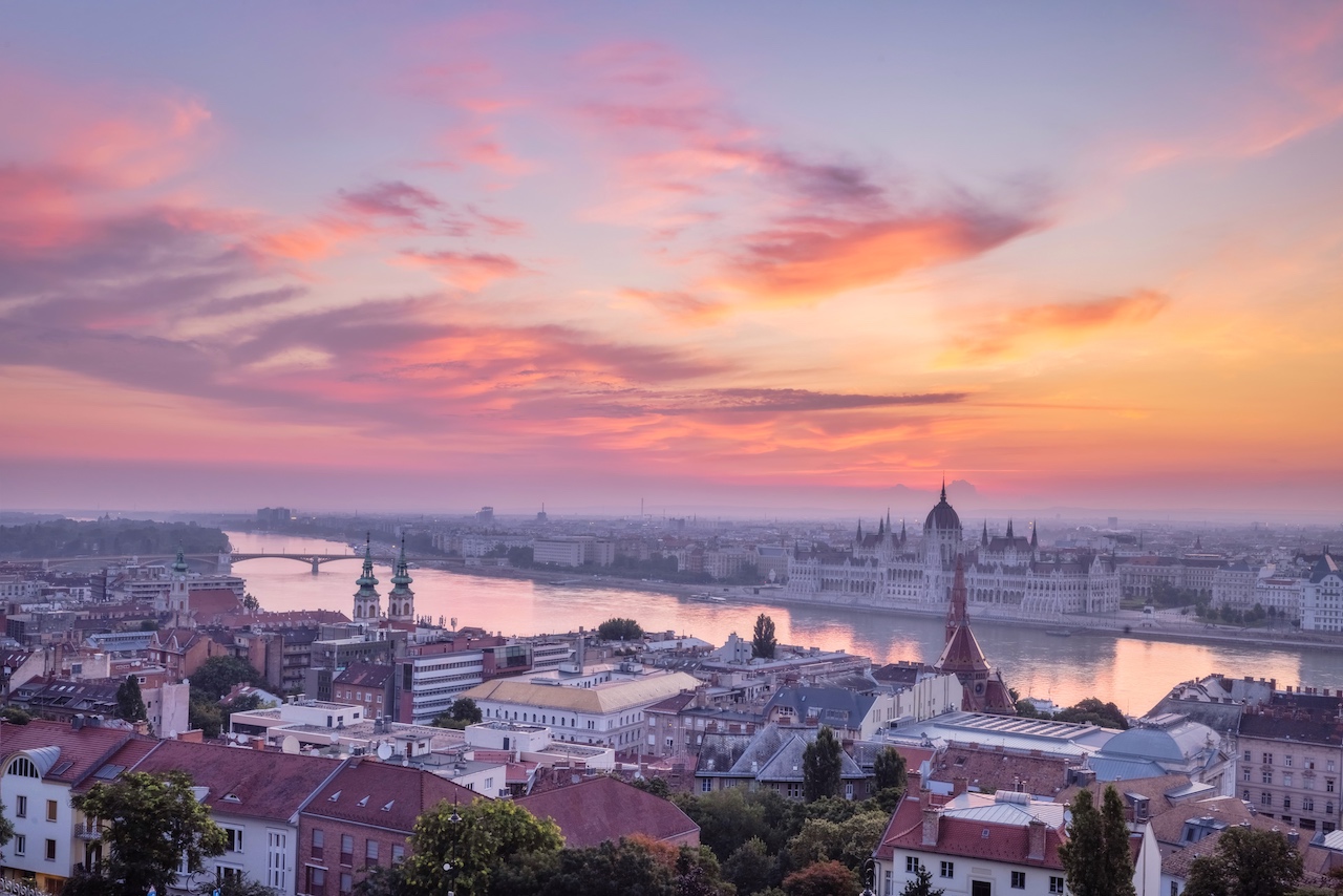 Seit nunmehr 150 Jahren gehören Buda (mit Óbuda) und Pest, die Stadtteile westlich und östlich der Donau zusammen und bilden eine der meistbesuchten Metropolen Europas. Viele aufwändige Restaurierungen und Projekte sind nun zur 150-Jahrfeier schon abgeschlossen