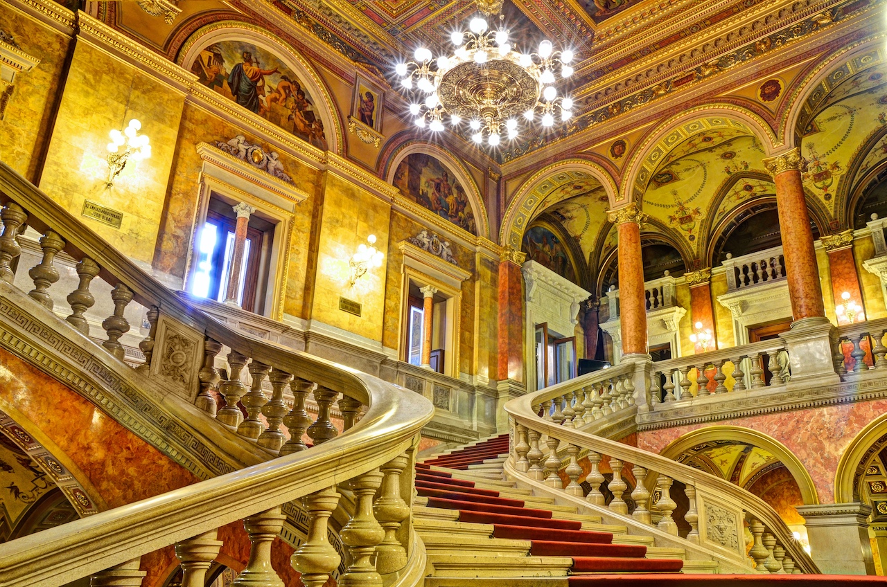 Innenansichten: Eingangshalle der Ungarischen Staatsoper Budapest Gold, Marmor, Glanz und Gloria, wohin man auch blickt