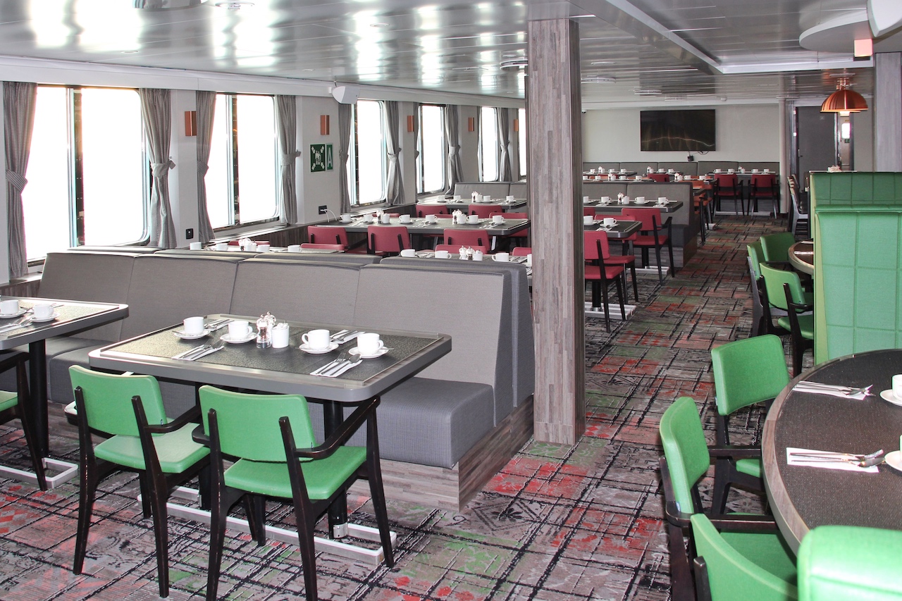 Seefeste Stühle und Tischplatten bzw. viele Fensterplätze kennzeichnen das Restaurant der „Hondius“