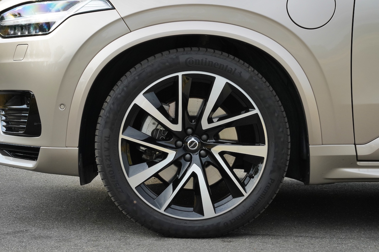 Das SUV rollt auf einer Rad/-Reifen-Kombination in der Dimension 275/40 R 21 V XL, welche zusätzliche Stabilität verleiht