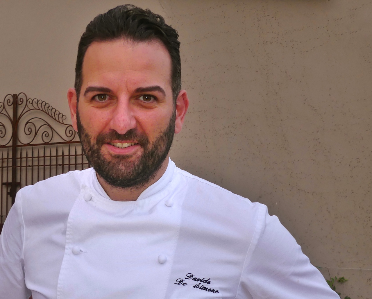 Chefkoch Davide De Simone, der alle Restaurants des Anwesens koordiniert, zeigt ein sensibles Gespür für gastronomische Vielfalt