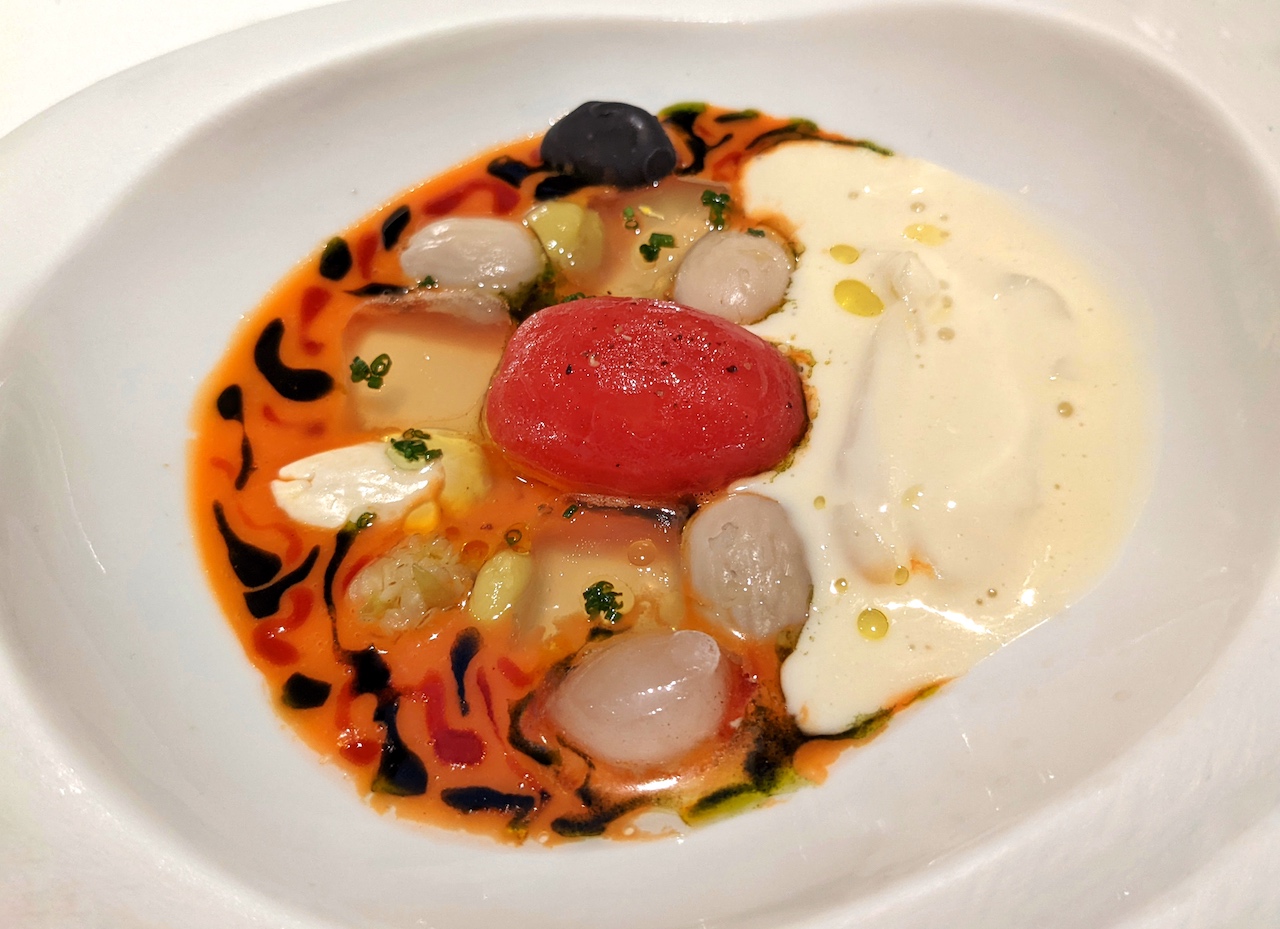 Der Kabeljau „Empedrat“, das aus einem kalten Salat mit weißen Bohnen, gesalzenem Kabeljau, hart gekochten Eiern, Paprika, Zwiebeln, Oliven, Tomaten und gekochten Mandeln besteht, ist ein weiteres wunderbares Gericht katalanischen Ursprungs