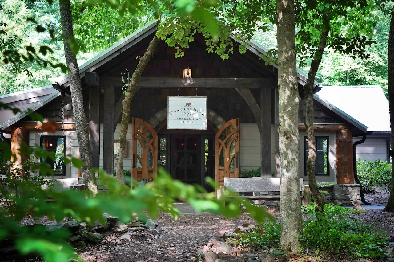 Der Eingang der Dancing Bear Lodge in Townsend - eher unscheinbar