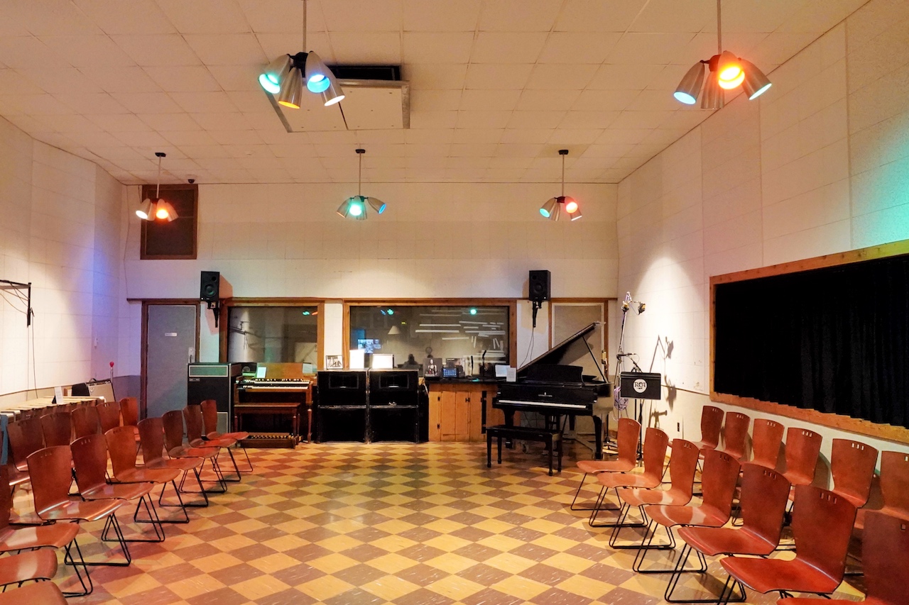 Hier im großen Studio wurden die Hits am laufenden Band produziert. Das Klavier welches rechts zu sehn ist, daran hat Elvis Presley gespielt. Für viele Elvis-Fans ein Traummoment, wenn Sie sich an das Klavier für ein Foto setzen dürfen