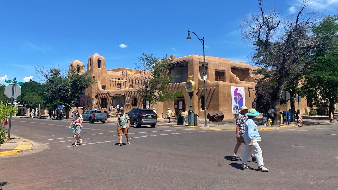 Typisch Santa Fe: erdfarbene Gebäude im indianischen Stil. Die kleine Stadt in New Mexikoist im Sommer voll von Touristen. Über 200 Galerien ziehen Besucher aus der ganzen Welt an