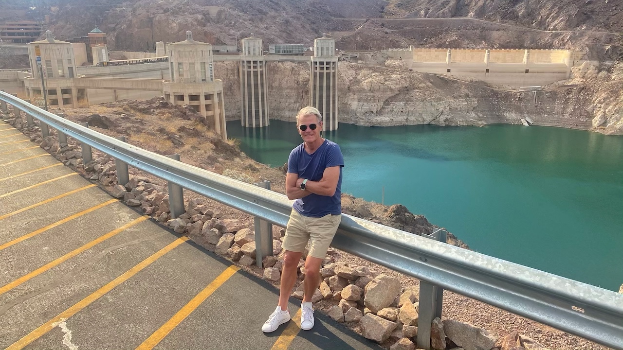 Der Klimawandel schlägt zu: Dem Hoover Dam an der Grenze von Arizona und Nevada gehtdas Wasser aus. Die in den dreißiger Jahren erbaute Talsperre speist unter anderem Las Vegas - wie lange noch? Bei Temperaturen um 48 Grad fällt dem Autoren das Lächeln schwer