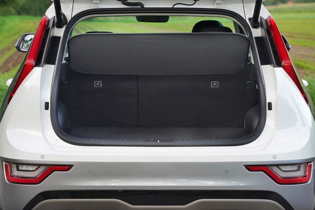 Der elektrisch getriebene Kia Niro hat im Kofferraum mehr Platz, als seine verbrennergetriebenen Modelle