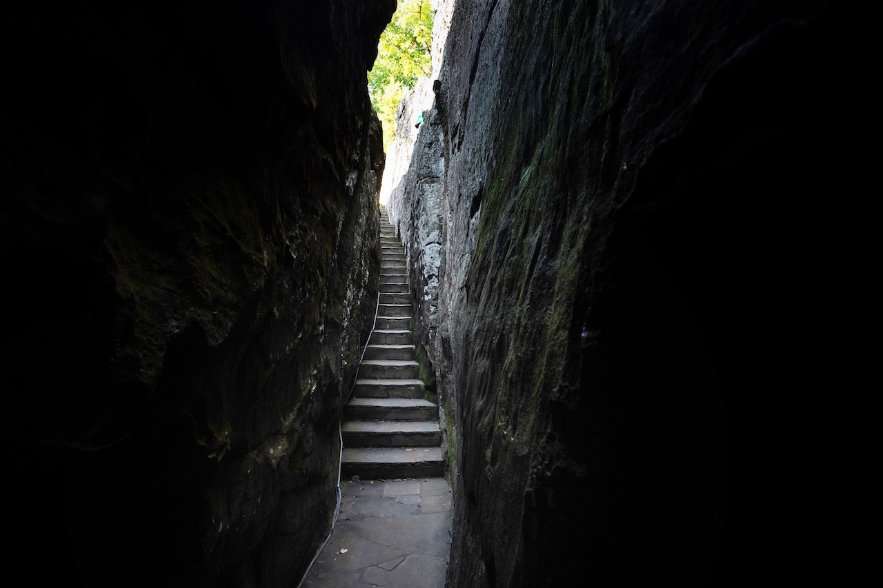 Dunkle, fast unheimlich enge und beklemmende Gefühle kommen bei dem einen oder anderen Besucher auf, wenn es zwischen den Felsen entlang in den Untergrund geht