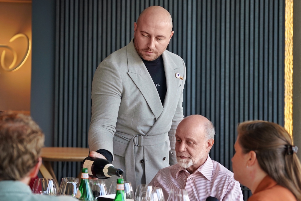 Yuriy Apelyushynskyy - Betriebsleiter Ox & Klee beim Champagner Service