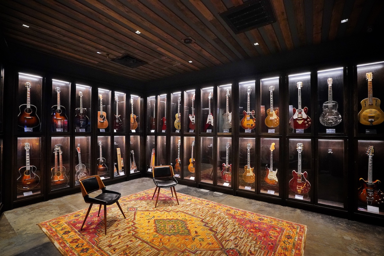 Auf über 7300 Quadratmetern sind unzählige Gitarren ausgestellt, ...