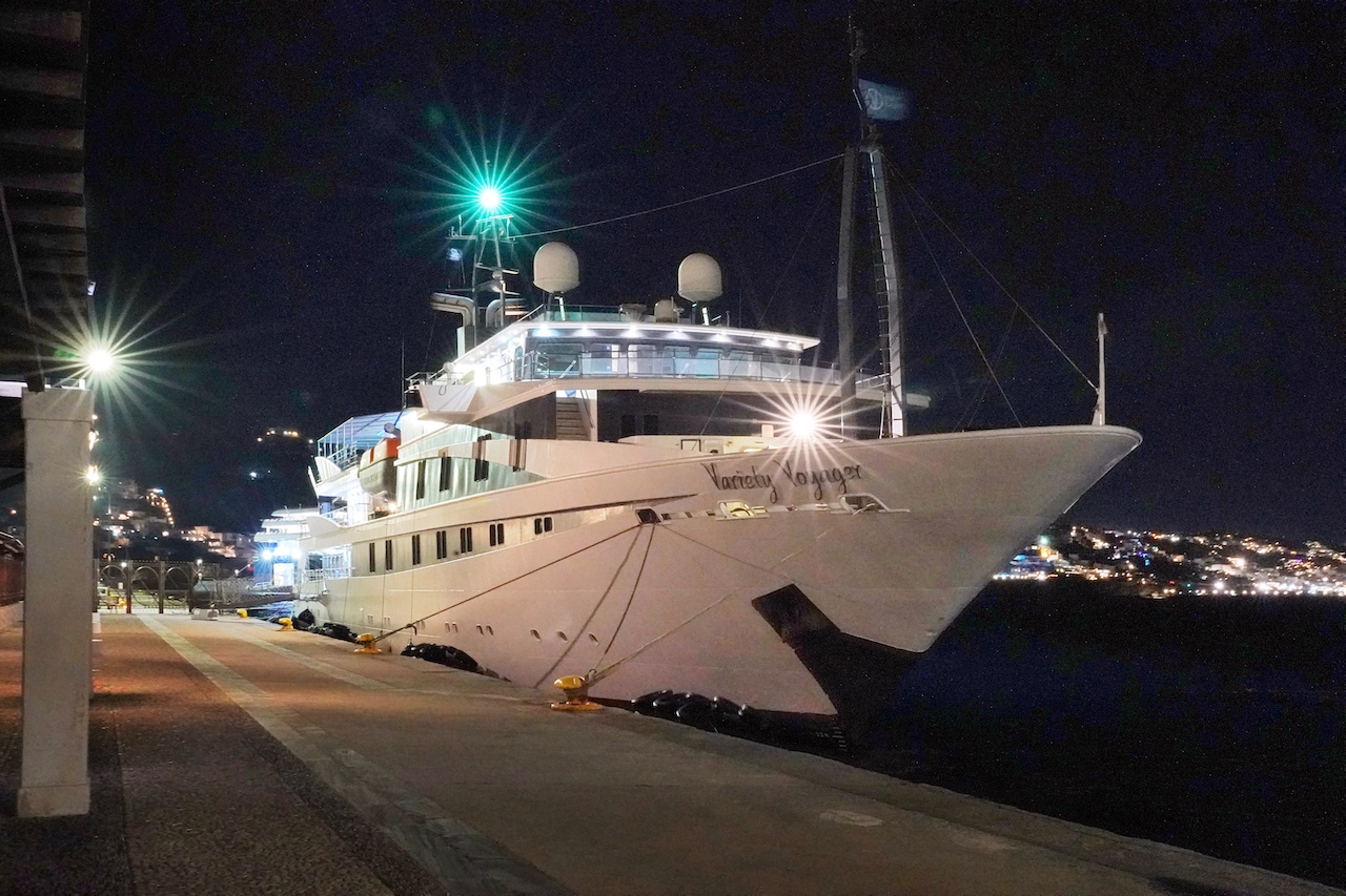 Abfahrt mit der Mega Yacht Variety Voyager aus Mykonos - nächsten Ziel Santorin