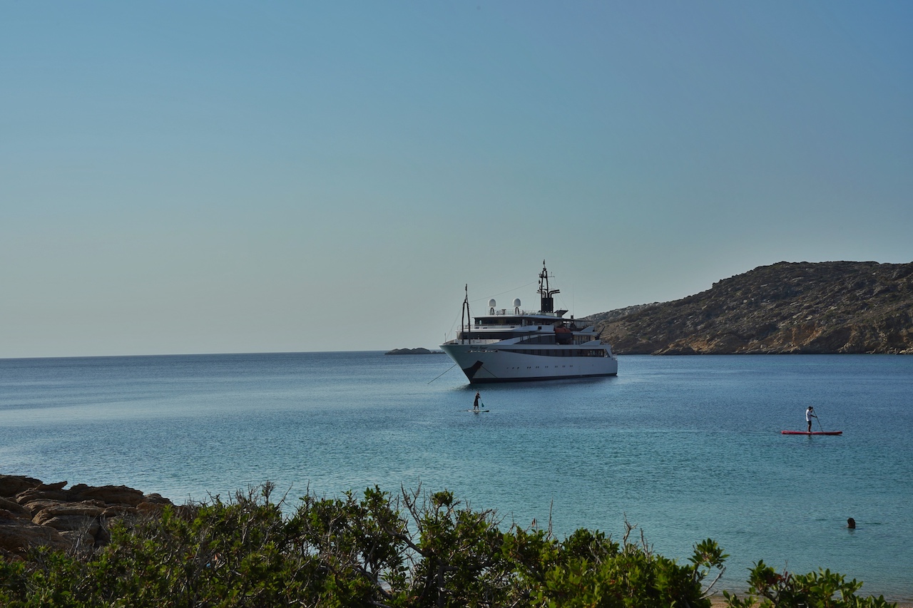 Mega Yacht Variety Voyager: Vor Ankunft in Santorin gab es noch in einer einsamen Bucht einen Badestopp...