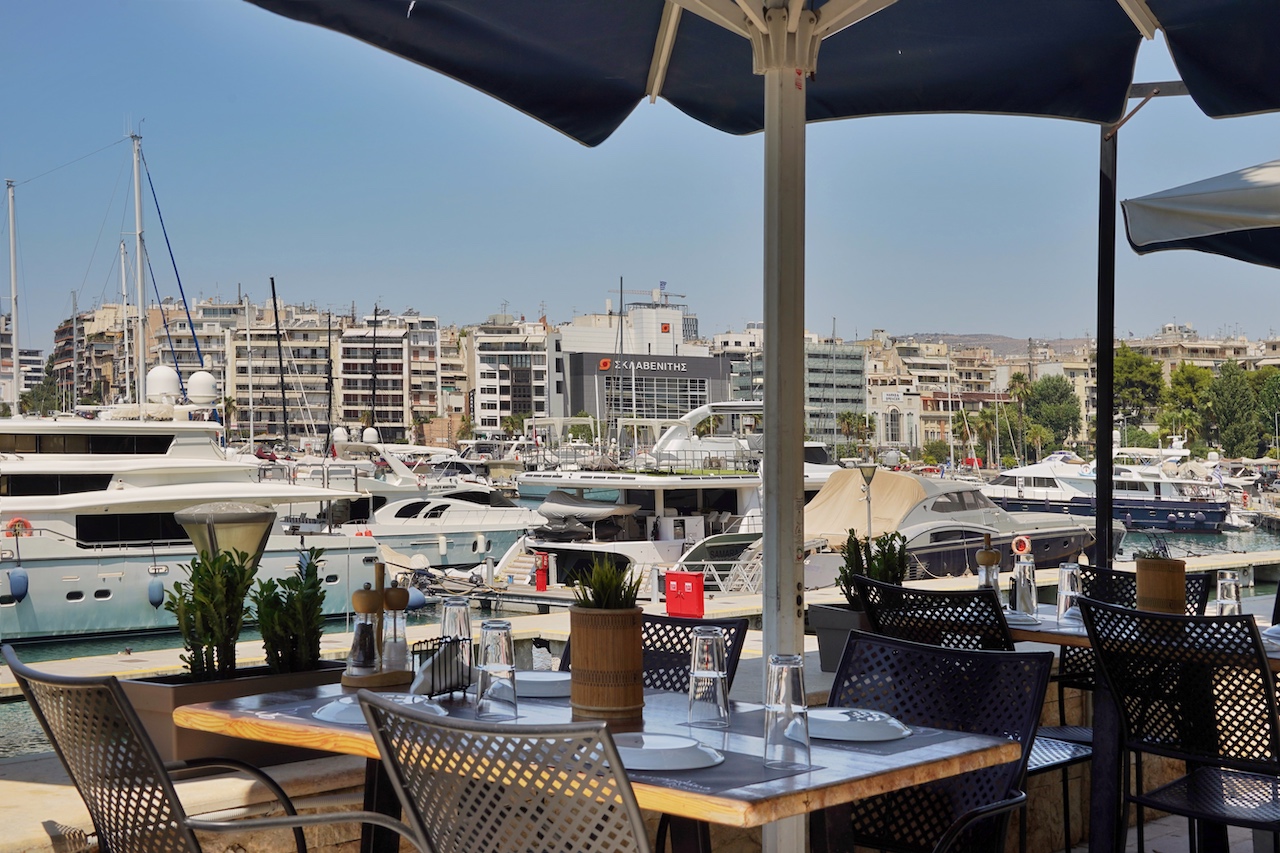 Direkt am Hafen liegen unter anderem zahlreiche Restaurants, welche typisch griechische Kulianrik offerieren
