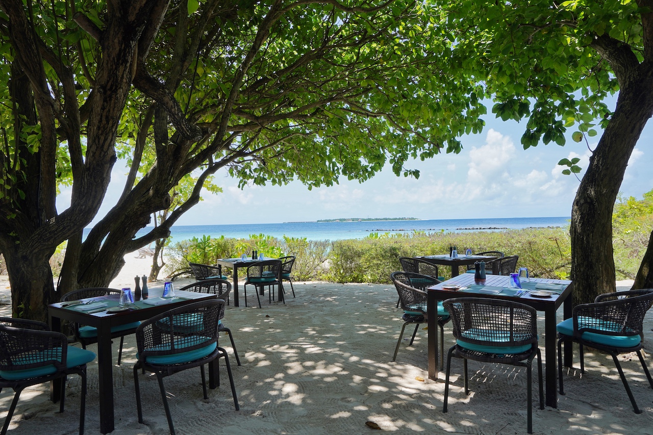 Das Faru Restaurant liegt sehr idyllisch direkt am Strand...