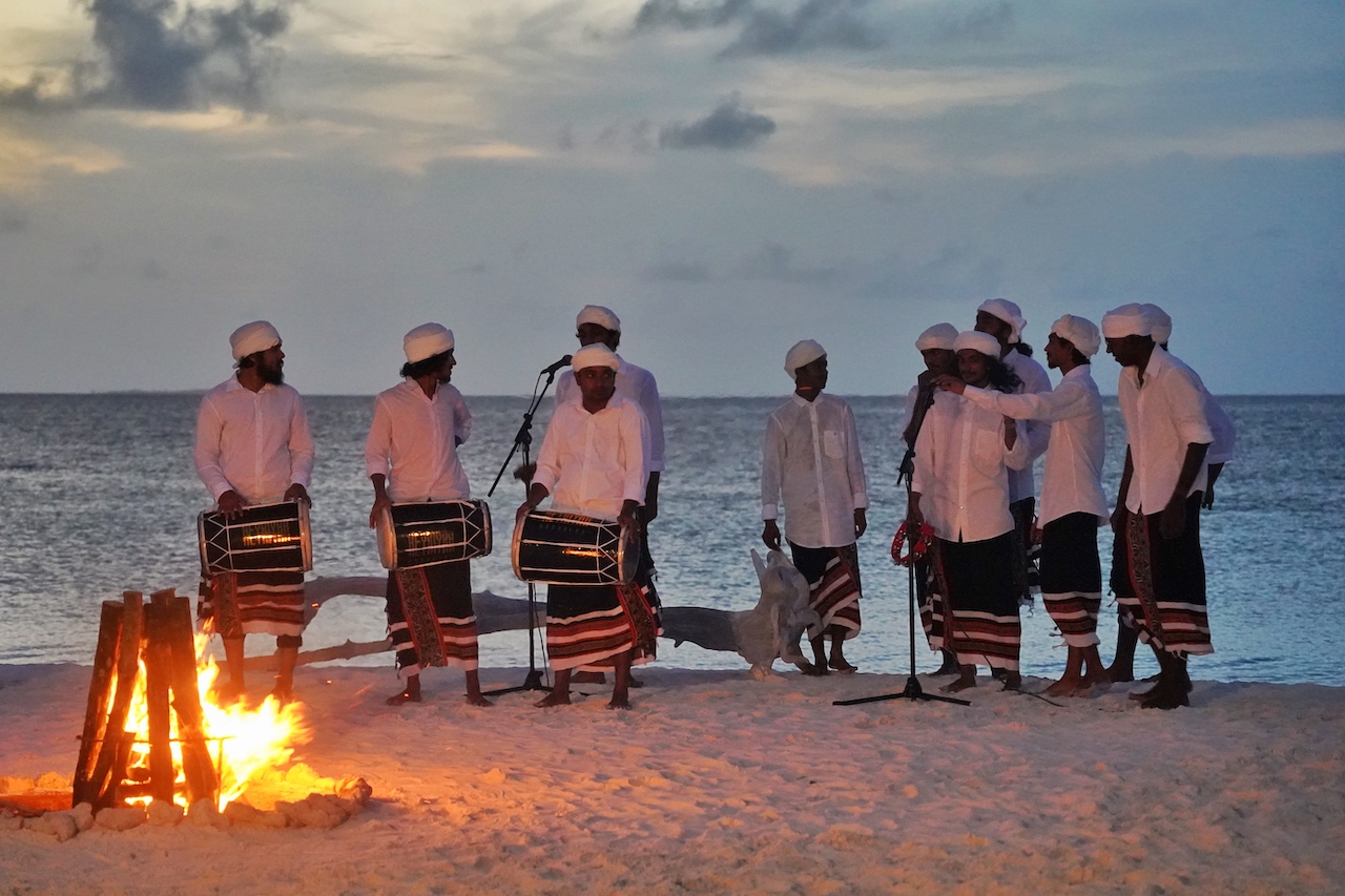 Die wöchentlich stattfindende maledivische Boduberu Show in der Haali Bar ist ein kulturell bereicherndes Erlebnis für Besucher