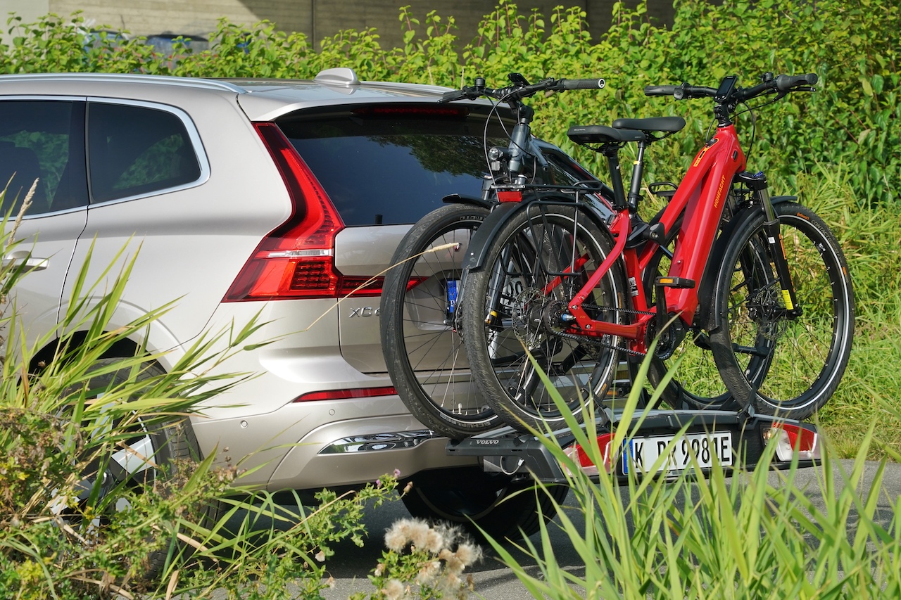 Die zwei E-Bikes von HoheAcht -zieren die Rückseite des XC60 Recharge T8 AWD Ultimate Bright - auf gehts zur E-Bike Tour
