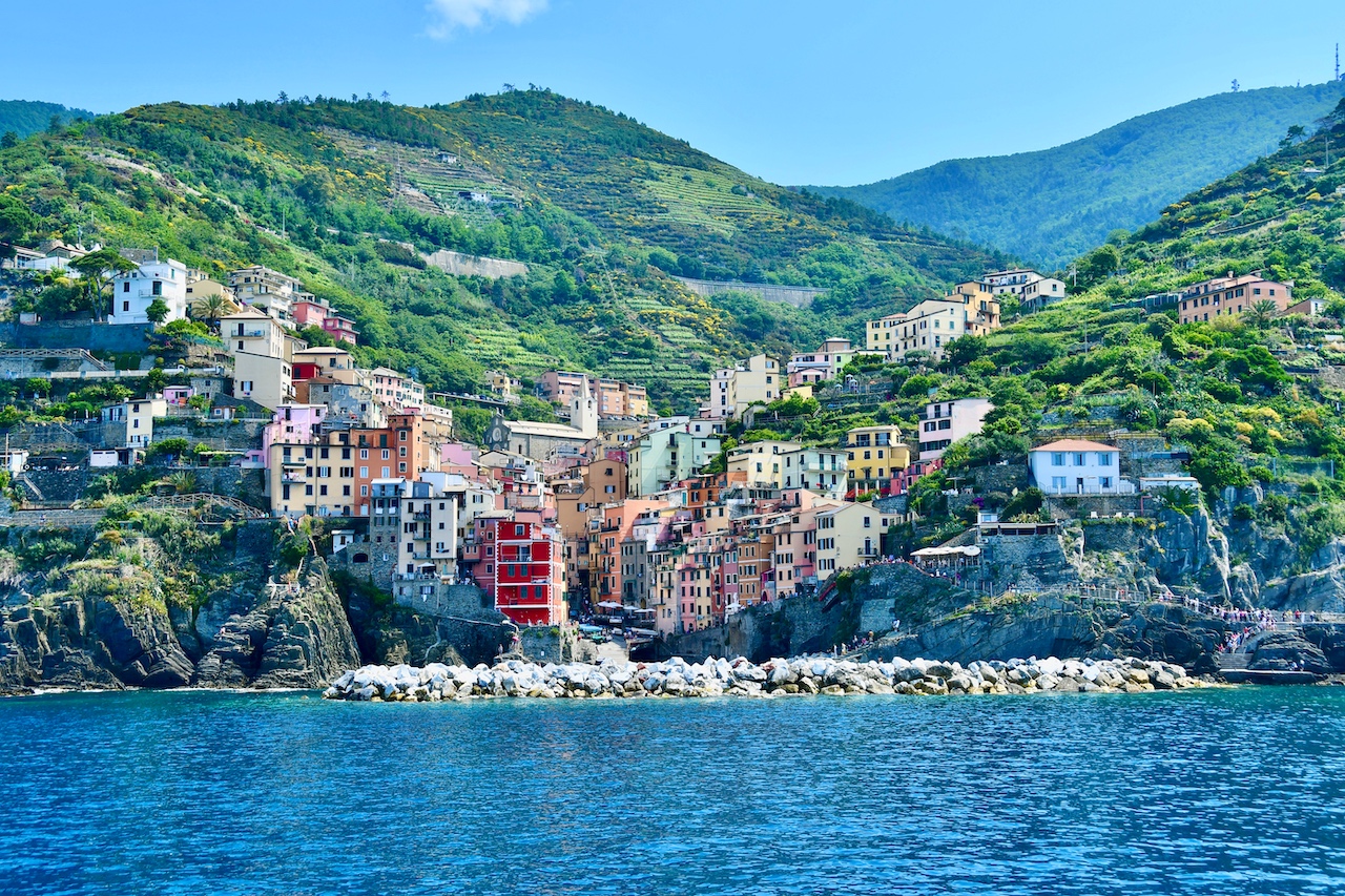 Während der Bootsfahrt entlang der Küste zeigen sich die fünf Dörfer von Cinque Terre von ihrer schönsten Seite