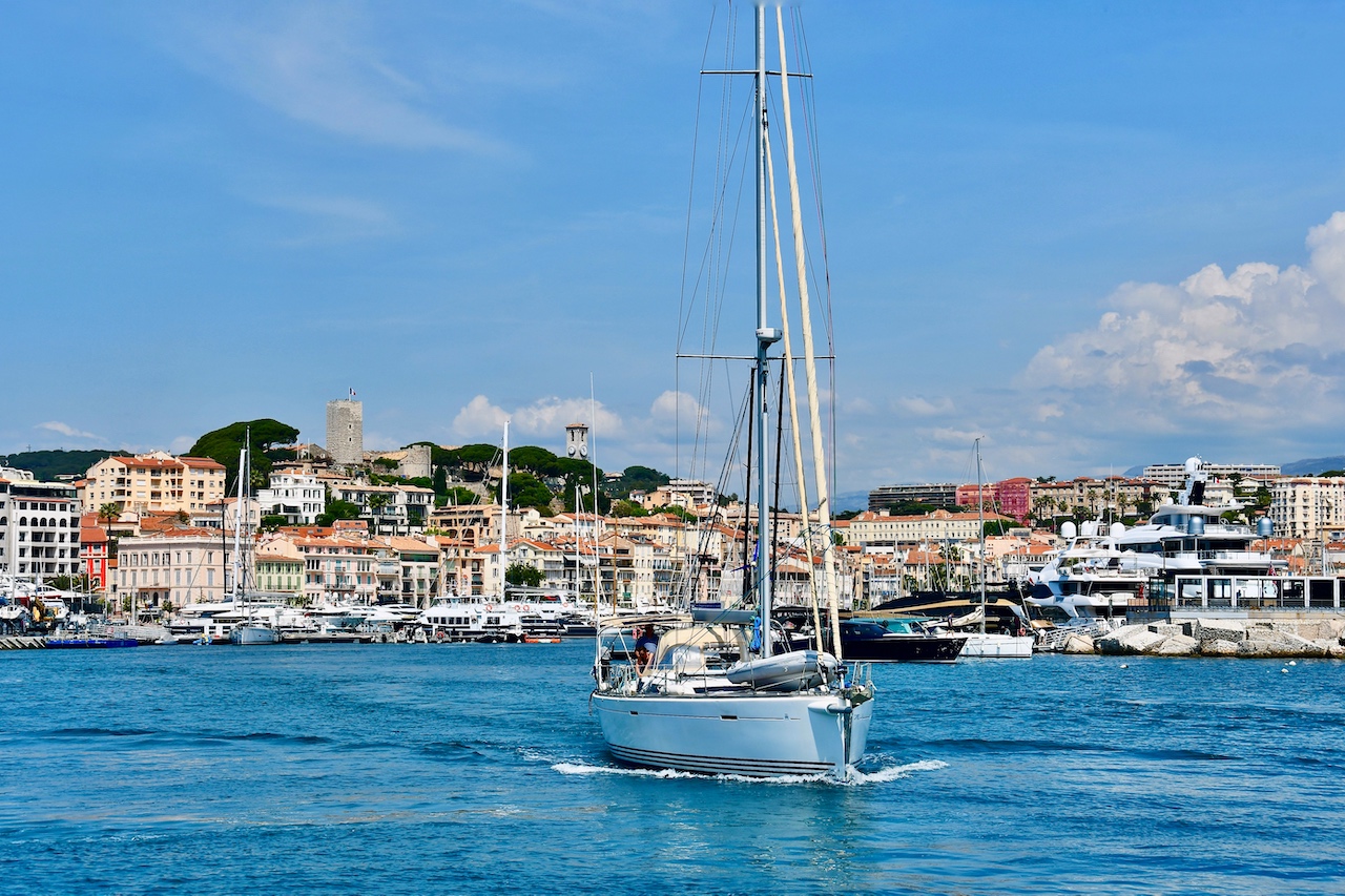 Der Hafen von Cannes ist Ausgangspunkt für Ausflüge mit der Fähre – oder mit dem exklusiven Hubschrauber. Zahlreiche Yachten liegen direkt im Stadtzentrum