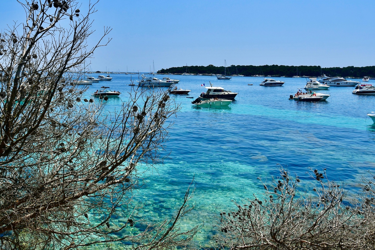 Die ruhigen Gewässer zwischen den Inseln in der Bucht von Cannes sind bei Seglern beliebt